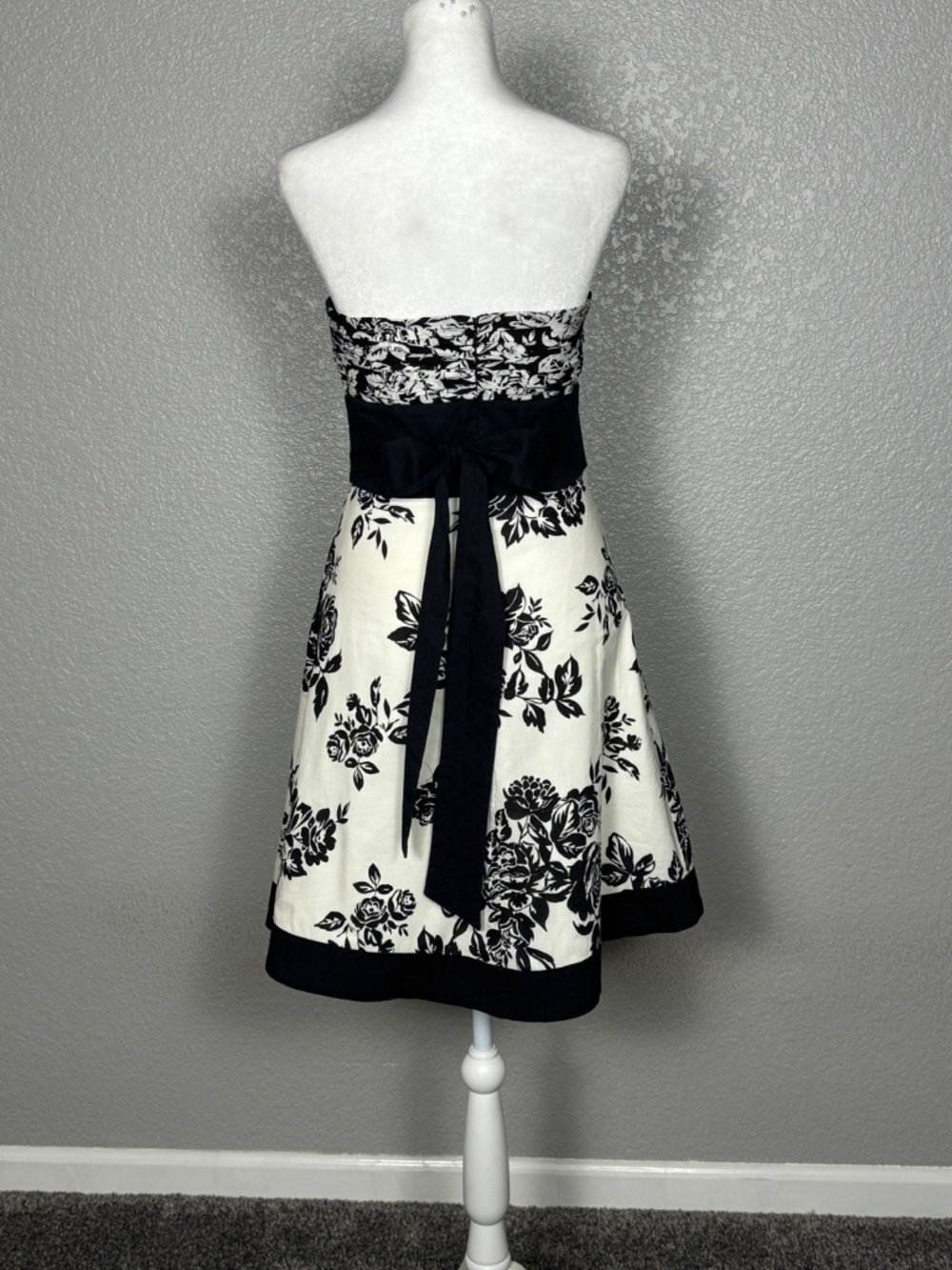 White House Black Market Strapless Black & White A Line Fit & Flare Size 6 - Picture 6 of 11